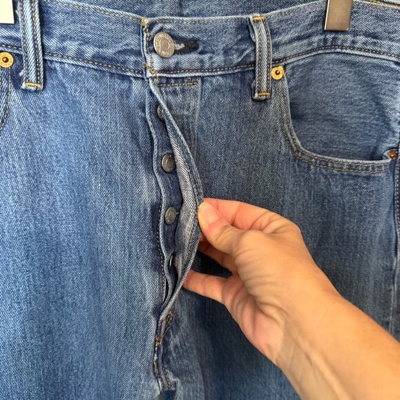 Levi's 501 Button Fly Jeans Denim Men's Blue. Size 36x32 (actual 35x30.5) - Picture 3 of 12